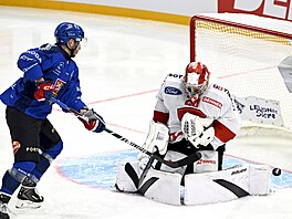 �eský úto�ník Ond�ej Beránek zblízka ohro�uje �výcarského branká�e Reta Berru.