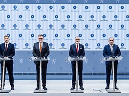 Mimoádná schze vlády, projednání demise vlády,. Strakova akademie. Zleva Vít...