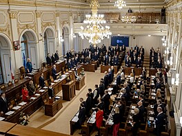Volbou nového pedsedy Snmovny pokrauje ustavující schze dolní komory...