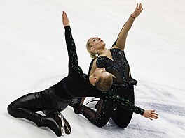 Sourozenci Taschlerovi pi svém volném tanci na NHK Trophy.