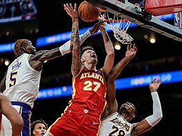 Vít Krejí skáe ke koi LA Lakers.