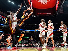 Zaccharie Risacher z Atlanty skáe ke koi Toronto Raptors.