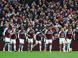 Fotbalisté Aston Villy se radují z gólu proti Bournemouthu.