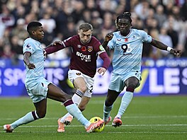 Jarrod Bowen se snaí prosadit mezi dvojící hrá Burnley.