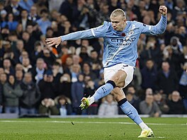 Erling Haaland nepromuje penaltu v utkání s Liverpoolem.