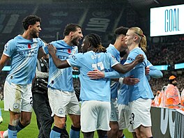 Fotbalisté Manchesteru City se radují z trefy Erlinga Haalanda.