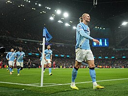 Erling Haaland slaví trefu do sít Liverpoolu.