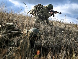 Rutí vojáci uskuteují trénink u Pokrovsku. (26. íjna 2025)