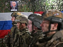 Vojáci ruské pr�zkumné jednotky dostávají ocen�ní za svoji ú�ast v bojích o...