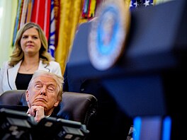 Americký prezident Donald Trump elí podezením, e usnul v Oválné pracovn,...