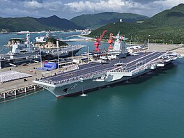 ína uvedla svou nejnovjí letadlovou lod Fu-ien do provozu. (7. listopadu...