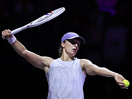 Polka Iga �wiateková podává na Turnaji mistry�.