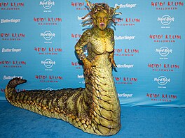 Medúsa je ena s hady místo vlas, která promní v kámen kadého, kdo se jí...