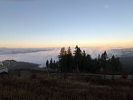 Pohled do údolí Kru�ných hor z vrcholu Ple�ivce u Abertam. Foceno 6. listopadu...