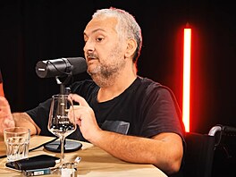 Moderátor Patrik Hezucký v podcastu Lep�í u� to nebude (listopad 2025)
