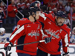 John Carlson (74) a Alex Ove�kin slaví gól Washington Capitals.