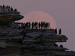 Superúpln�k vychází nad North Bondi v australském Sydney.
