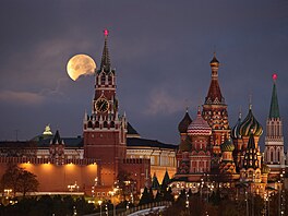 M�síc v superúpl�ku zapadá za katedrálou svatého Basila v moskevském Kremlu v...