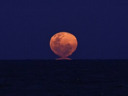 Tak trochu apokalypticky m��e vypadat východ M�síce p�i superúpl�ku nad �ekou...