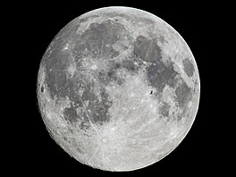 Zajímavý snímek zachycuje Mezinárodní vesmírnou stanici s M�sícem p�i...