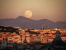 Leto�ní nejv�t�í superúpl�ek zachycený nad italským �ímem