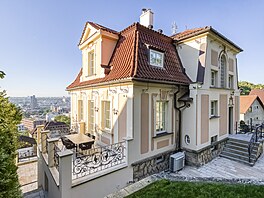 K domu nále�í pe�liv� upravený pozemek se dv�ma samostatnými vstupy,...