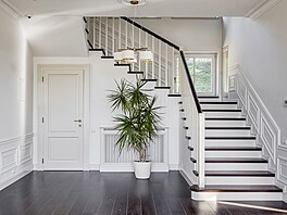 Podlahy tvo�í luxusní d�ev�ná krytina, její� tmavý matný odstín dodává prostoru...