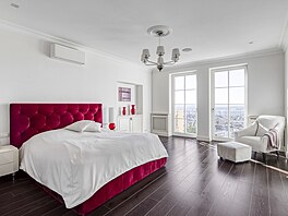 V dom� jsou �ty�i lo�nice a �ty�i koupelny.