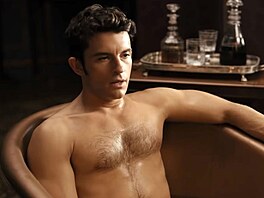 Jonathan Bailey v seriálu Bridgertonovi (2022)