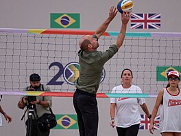 Princ William p�i plá�ovém volejbalu na plá�i Copacabana v Rio de Janeiro (3....