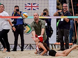Princ William p�i plá�ovém volejbalu na plá�i Copacabana v Rio de Janeiro (3....