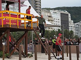 Princ William s plav�íky na plá�i Copacabana v Rio de Janeiro,(3. listopadu...