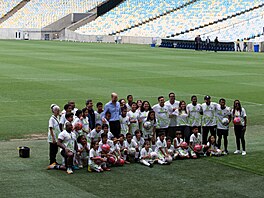 Princ William s d�tmi na stadionu Maracana v Rio de Janeiro (3. listopadu 2025)