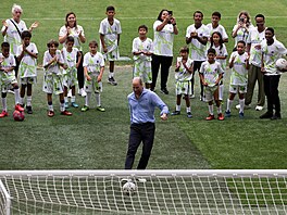 Princ William p�i penalt� na stadionu Maracana v Rio de Janeiro (3. listopadu...
