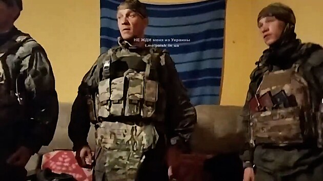 Písahám, vechny vás zastelím. Ruský dstojník vyhrouje svým vojákm.