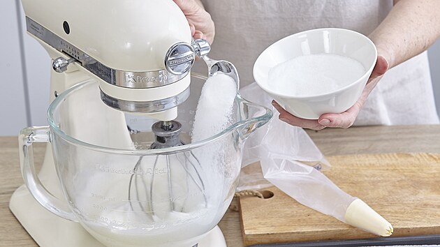 Ovocn� Pavlovy s �erven�m ovocem a maraschino sirupem + stepy