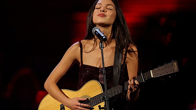Olivia Rodrigo na ceremoniálu Rokenrolové sín� slávy 2025 (8. listopadu 2025)