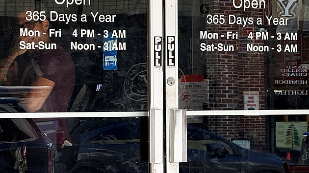 �idi�, kter� v sobotu kr�tce po p�lnoci m�stn�ho �asu prchal na Florid� p�ed policejn� hl�dkou, vrazil v historick� �tvrti Tampy do p�epln�n�ho baru a zabil p�ed n�m na chodn�ku nejm�n� �ty�i lidi.