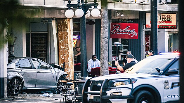 �idi�, kter� v sobotu kr�tce po p�lnoci m�stn�ho �asu prchal na Florid� p�ed policejn� hl�dkou, vrazil v historick� �tvrti Tampy do p�epln�n�ho baru a zabil p�ed n�m na chodn�ku nejm�n� �ty�i lidi.