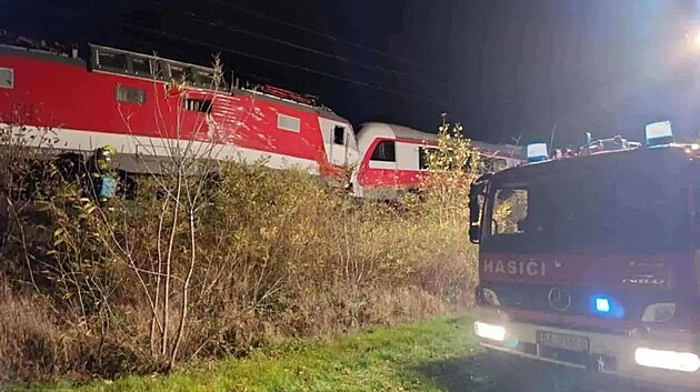 Nedaleko Bratislavy se srazily vlaky. Na místě jsou zranění a desítky záchranářů