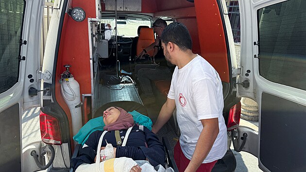 Izrael�t� osadn�ci napadli skupinu palestinsk�ch vesni�an�, aktivist� a novin���, kte�� se sna�ili skl�zet olivy pobl� osady na Izraelem okupovan�m Z�padn�m b�ehu Jord�nu. (8. listopadu 2025)