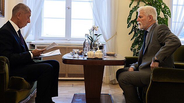 Prezident Petr Pavel (vpravo) p�i jednání s �éfem hnutí ANO Andrejem Babi�em na...