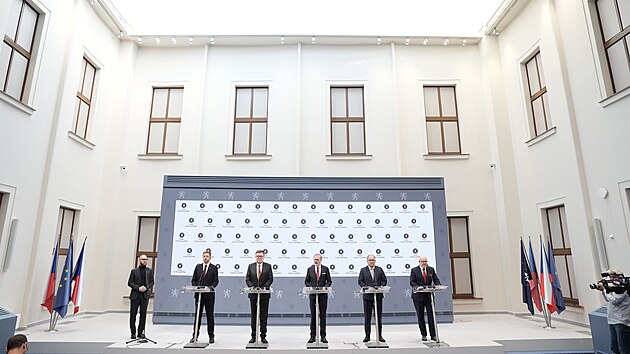 Vl�da veden� Petrem Fialou podala demisi, kterou p�ed� prezidentu Petru Pavlovi. (6. listopadu 2025)