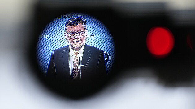 Ministr financ� Zbyn�k Stanjura po jedn�n� vl�dy na tiskov� konferenci kde premi�r ozn�mil, �e vl�da pod� demisi. (6. listopadu 2025)