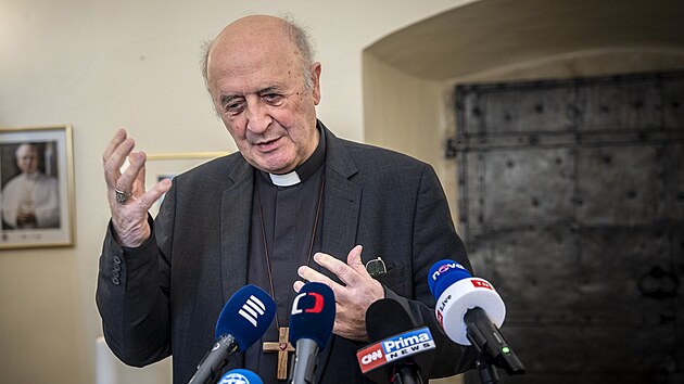 Kniha kondolenc pro Dominika Duku v Arcibiskupskm palci. Na snmku arcibiskup Jan Graubner. (4. listopadu 2025)