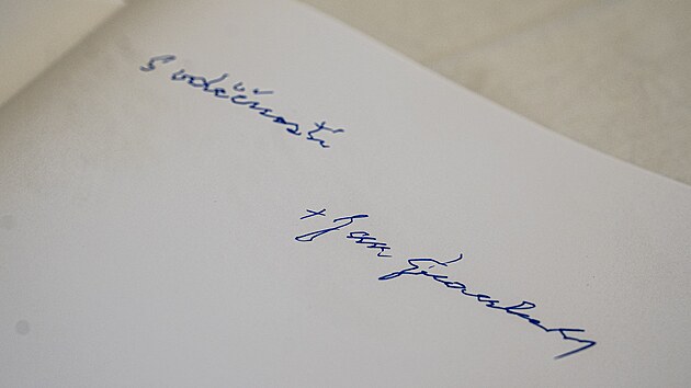 Kniha kondolenc pro Dominika Duku v Arcibiskupskm palci. Na snmku podpis arcibiskupa Jana Graubnera v kondolenn knize. (4. listopadu 2025)