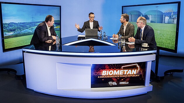 Hosty po�adu Kulat� st�l na t�ma biometan a dekarbonizace �esk� energetiky jsou Ji�� �imek (na sn�mku), CEO innogy Energo, moder�tor Vladim�r Vok�l, Michal Koc�rek, projektov� �editel, EG� Brno a Martin Schwarz, �len p�edsednictva CZ Biom. (6. listopadu 2025)