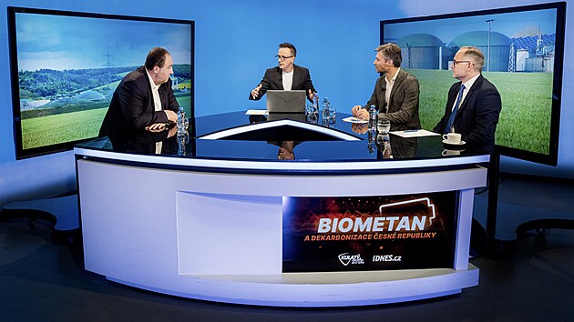Hosty po�adu Kulat� st�l na t�ma biometan a dekarbonizace �esk� energetiky jsou Ji�� �imek (na sn�mku), CEO innogy Energo, moder�tor Vladim�r Vok�l, Michal Koc�rek, projektov� �editel, EG� Brno a Martin Schwarz, �len p�edsednictva CZ Biom. (6. listopadu 2025)