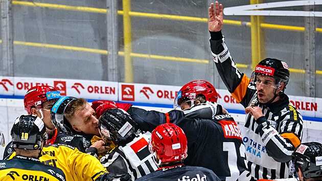 Markus H�nnik�inen z Litv�nova p�i�el o helmu, r�nu mu d�v� hradeck� Petr Ha�ek, hlavn� rozhod�� vylu�uje.