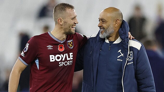 Tom� Sou�ek z West Hamu slav� v�hru nad Burnley s tren�rem Nunem Esp�ritem Santem.